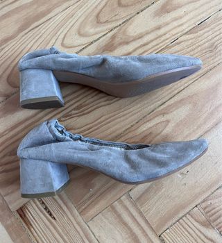 Zapatos beige tacón bajo