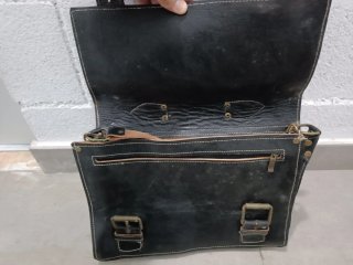 Maletín de cuero negro con asas y hebillas