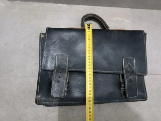 Maletín de cuero negro con asas y hebillas