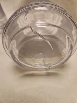 Antigua botella con vaso de agua