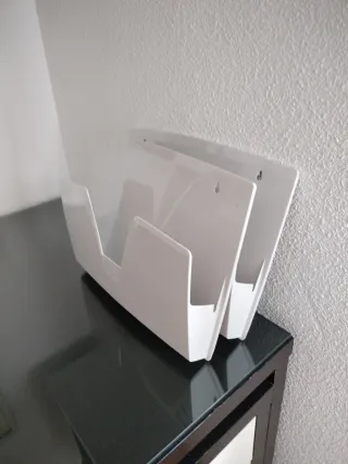 Dos archivadores de pared blanco