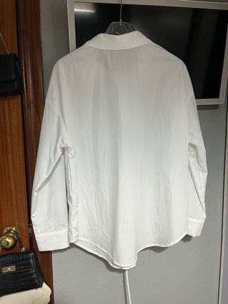 Camisa blanca de manga larga