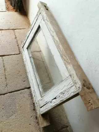 Pequeña ventana madera con cristal