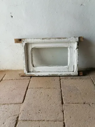 Pequeña ventana madera con cristal