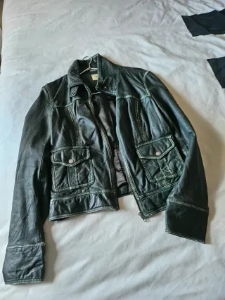 Chaqueta de piel verde con bordes desgastados orig