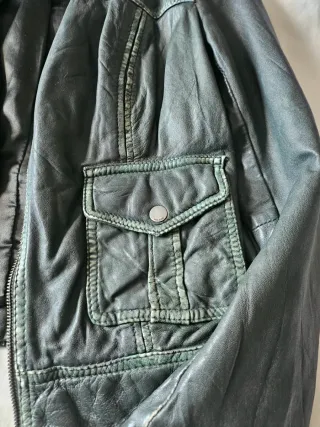 Chaqueta de piel verde con bordes desgastados orig