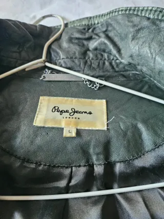 Chaqueta de piel verde con bordes desgastados orig