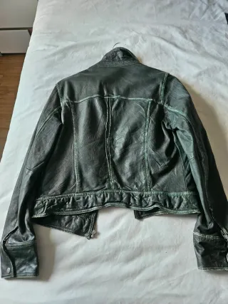 Chaqueta de piel verde con bordes desgastados orig