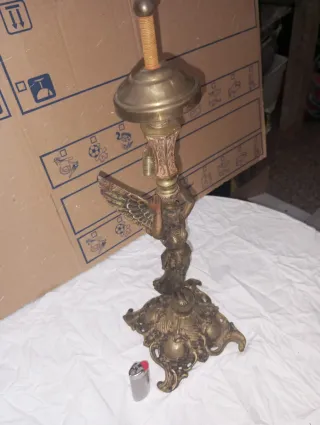 Lámpara de mesa antigua con figura