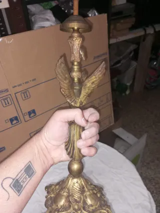 Lámpara de mesa antigua con figura