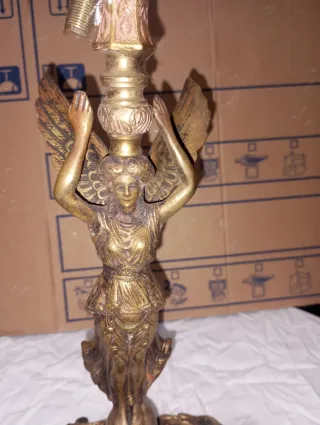 Lámpara de mesa antigua con figura