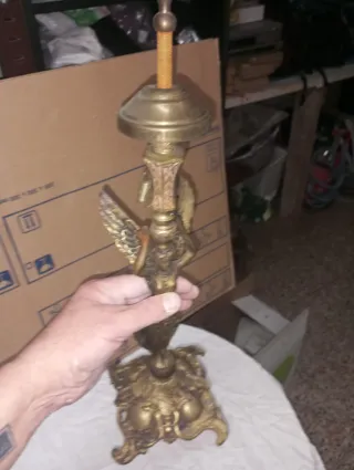 Lámpara de mesa antigua con figura