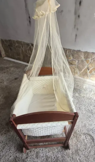 Cuna Moisés de bebé con dosel