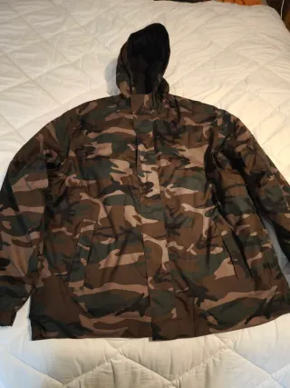 Lote ropa camuflaje NUEVA, chaquetón, chaquetas,..