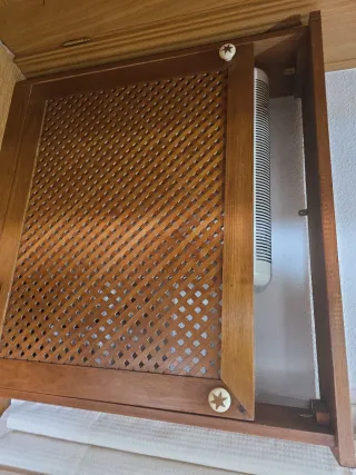 Cubre radiador de madera con rejilla