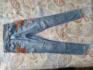 Pantalón Levi's con flores bordadas