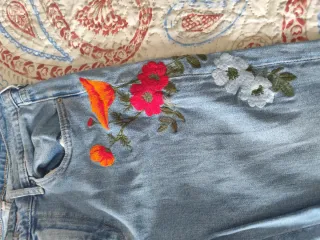 Pantalón Levi's con flores bordadas