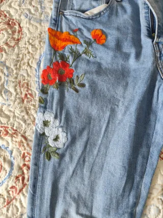 Pantalón Levi's con flores bordadas