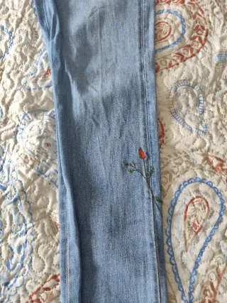 Pantalón Levi's con flores bordadas