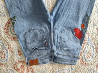 Pantalón Levi's con flores bordadas