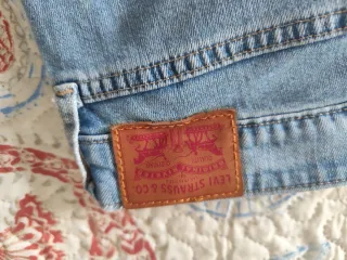 Pantalón Levi's con flores bordadas