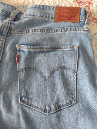 Pantalón Levi's con flores bordadas