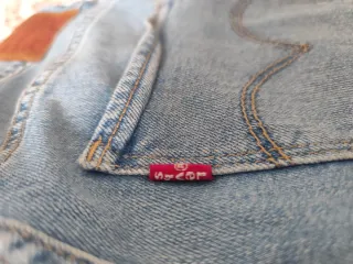 Pantalón Levi's con flores bordadas