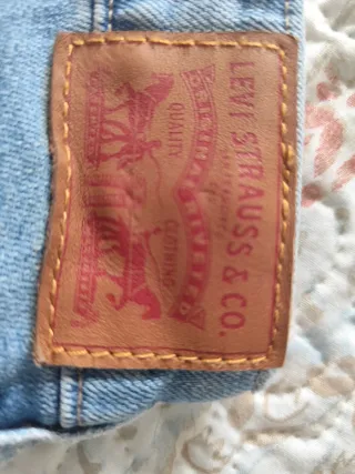 Pantalón Levi's con flores bordadas