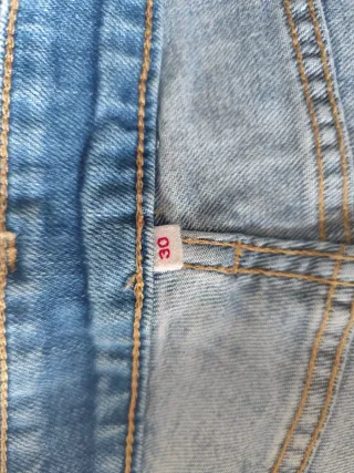 Pantalón Levi's con flores bordadas