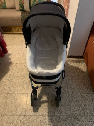 Carro de bebé negro y blanco