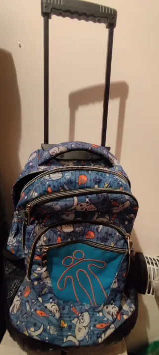 Mochila escolar con ruedas y estampado