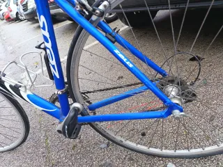 Bicicleta Zeus azul y blanca