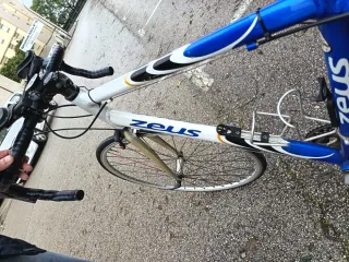 Bicicleta Zeus azul y blanca