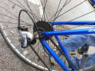 Bicicleta Zeus azul y blanca