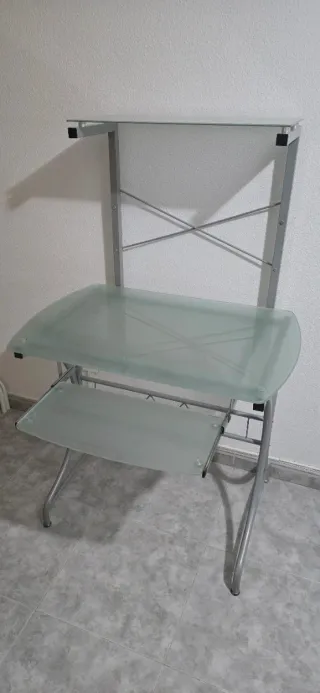 Mesa de estudio cristal y metal