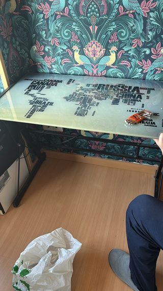 Mesa de cristal con mapa del mundo