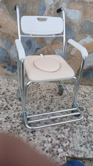 Silla con ruedines y wc