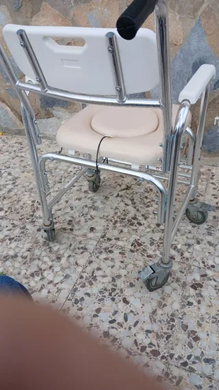 Silla con ruedines y wc