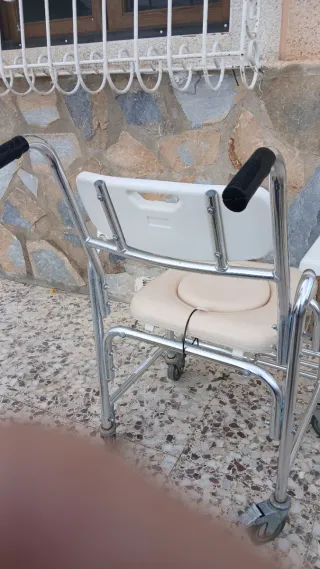 Silla con ruedines y wc