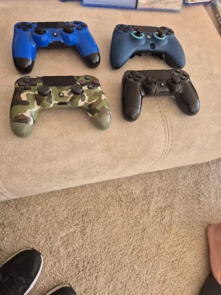 Consola Sony PS4 Negra + Accesorios