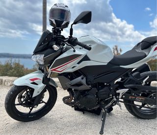 Kawasaki Z400 Blanca y roja