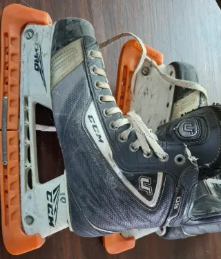 Patines de hockey CCM.