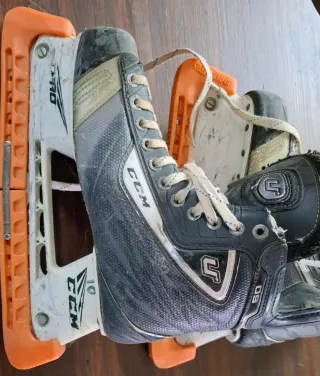 Patines de hockey CCM.