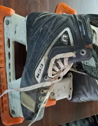 Patines de hockey CCM.