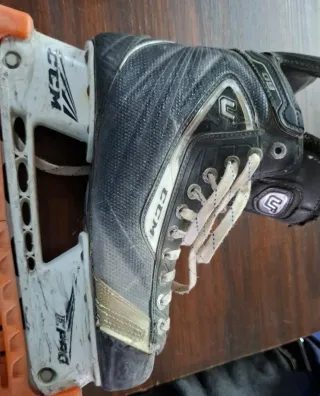 Patines de hockey CCM.