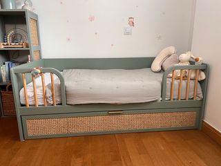 Cama infantil y estantería verde