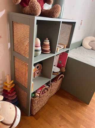 Cama infantil y estantería verde