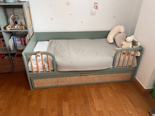 Cama infantil y estantería verde