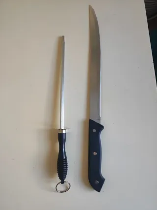 Cuchillo jamonero con afilador, con un estuche.