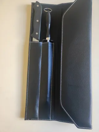 Cuchillo jamonero con afilador, con un estuche.